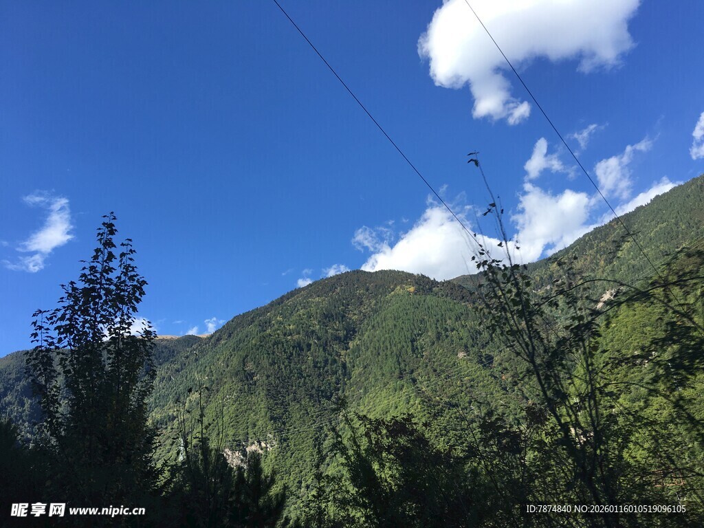青山蓝天美景