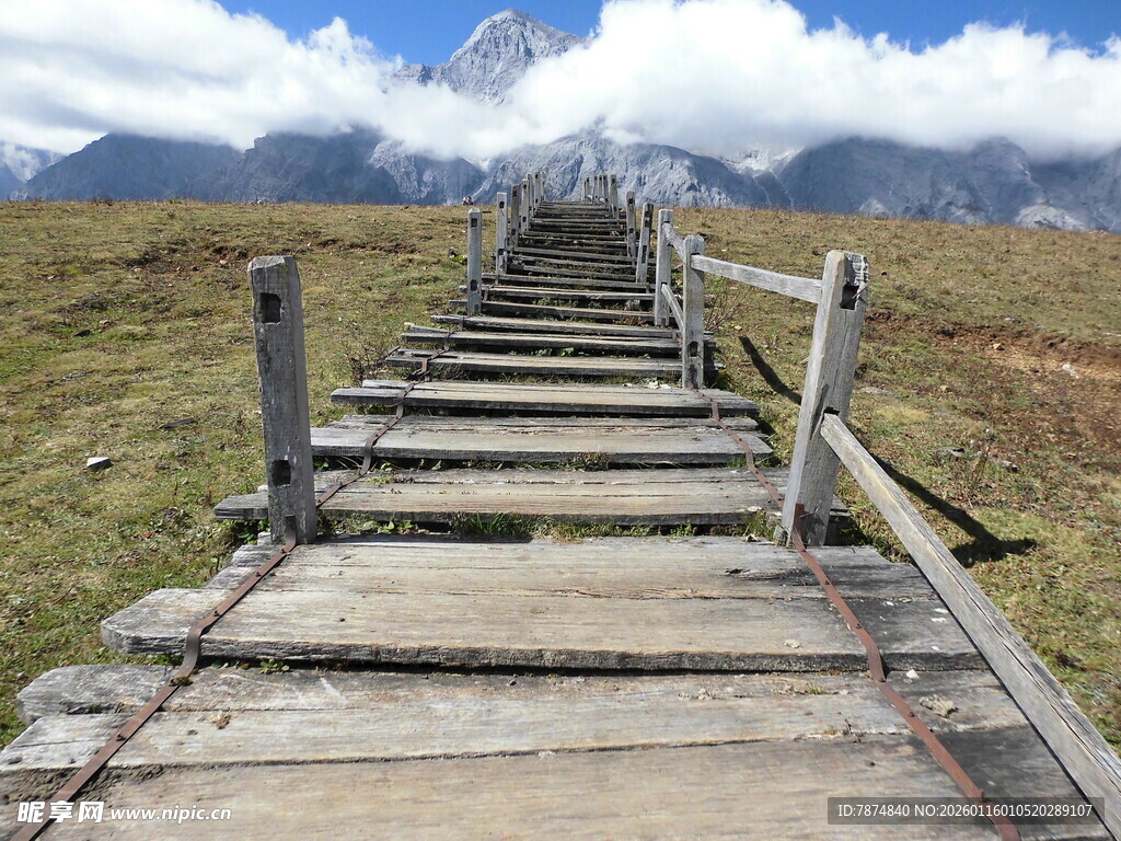 山间木栈道 通往自然之境