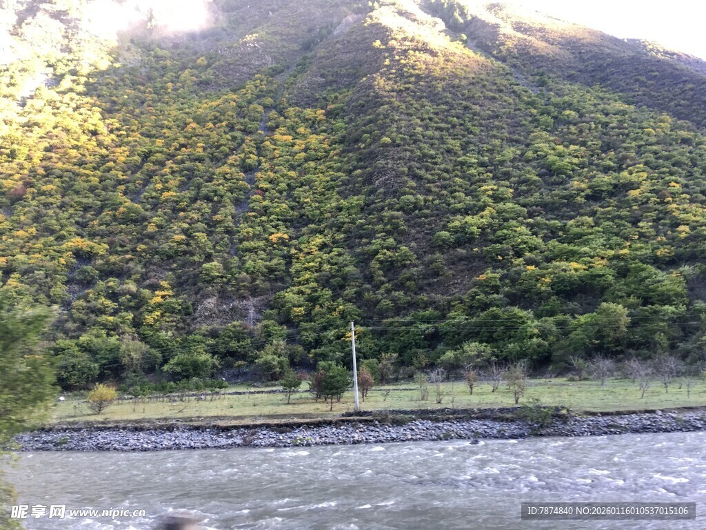山间河畔的自然景致