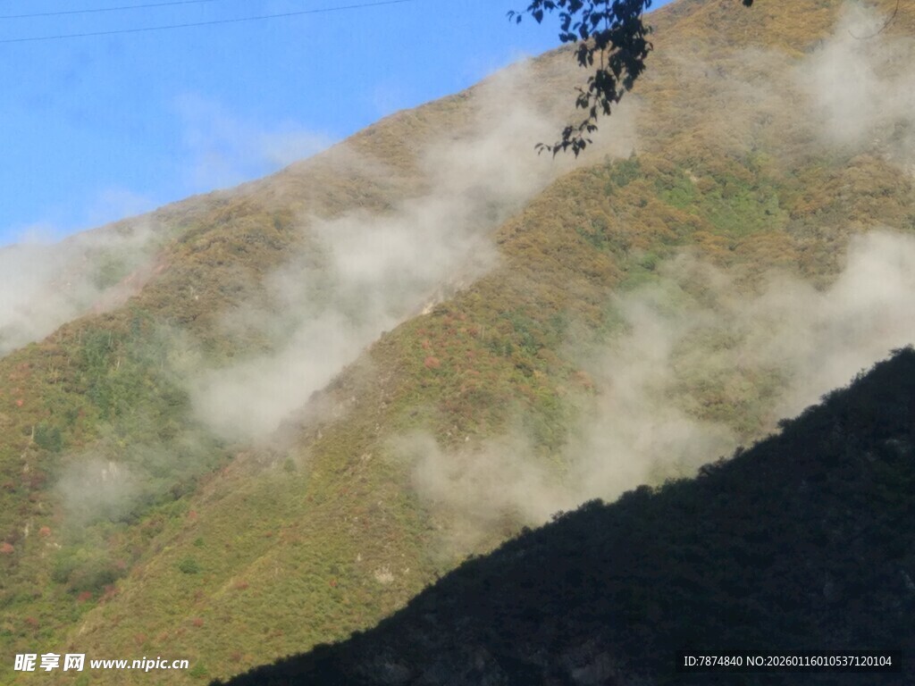 山间云雾缭绕的秀丽景致