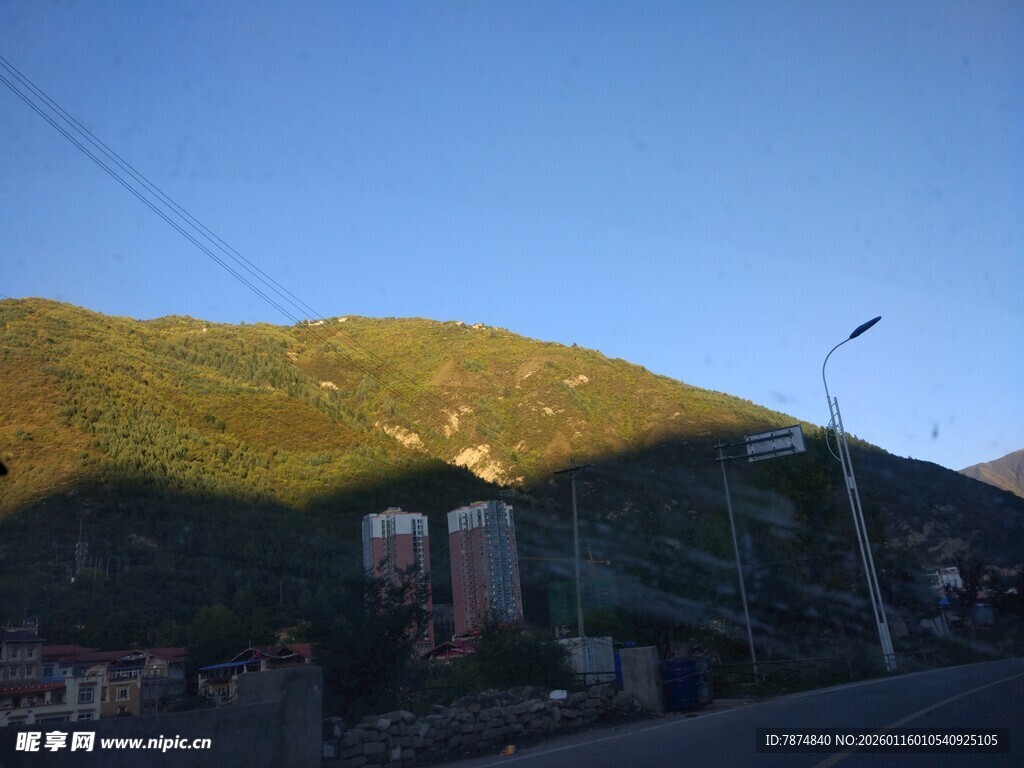 山间光影下的村落景象