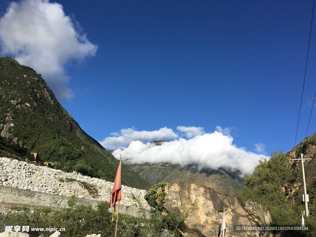山间风景 红旗飘扬