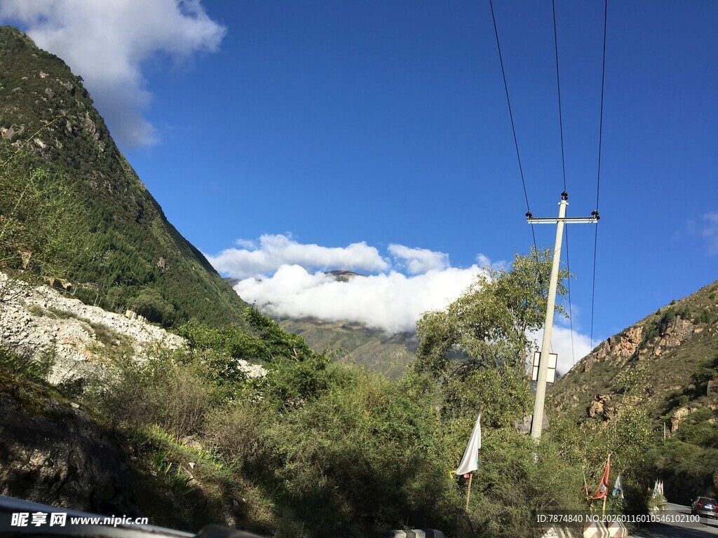 山间公路旁的电线杆与风景
