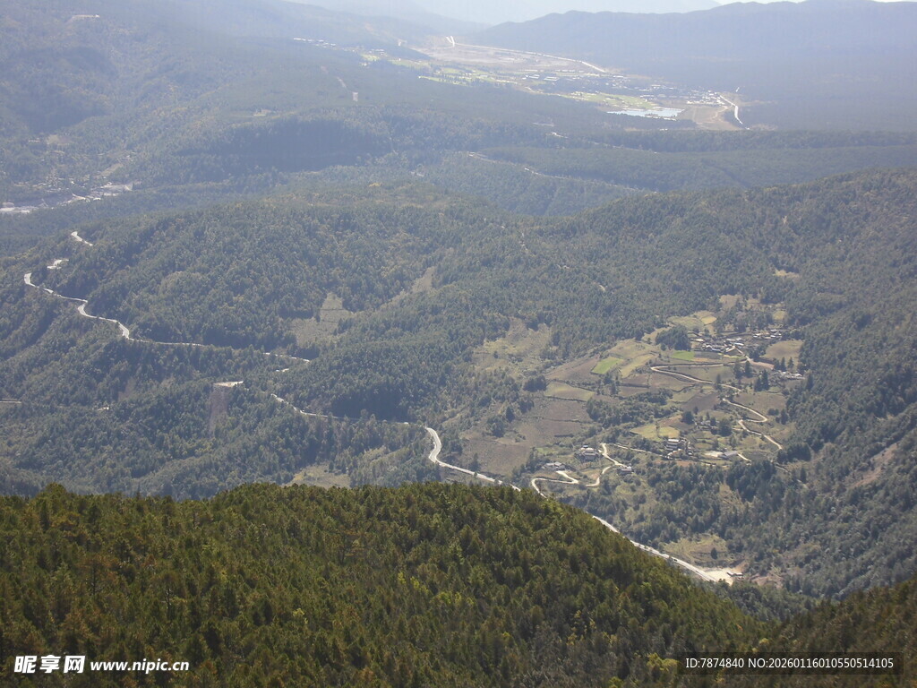 俯瞰山川绿野景观