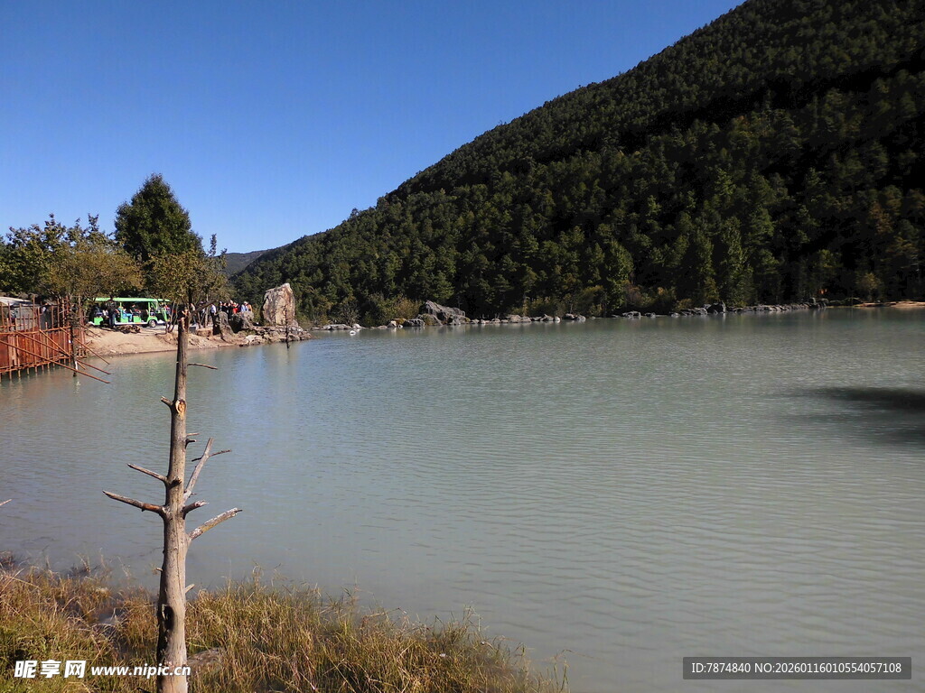山间宁静湖水风景图