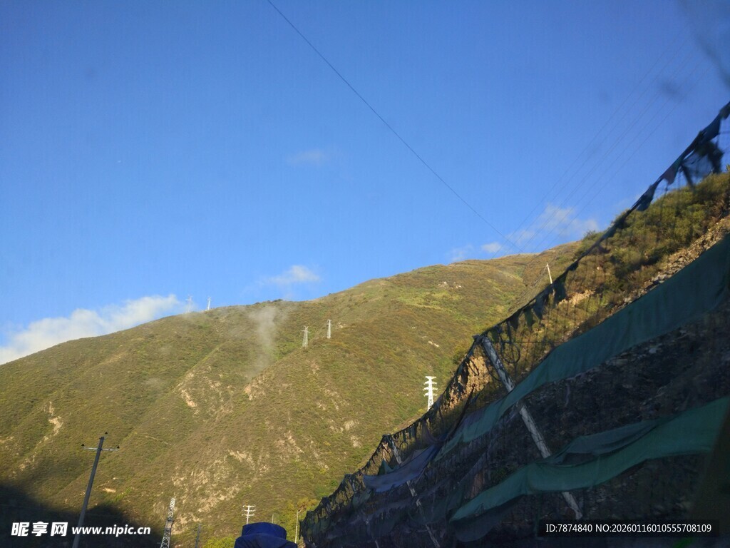 山间经幡飘扬的美丽景致