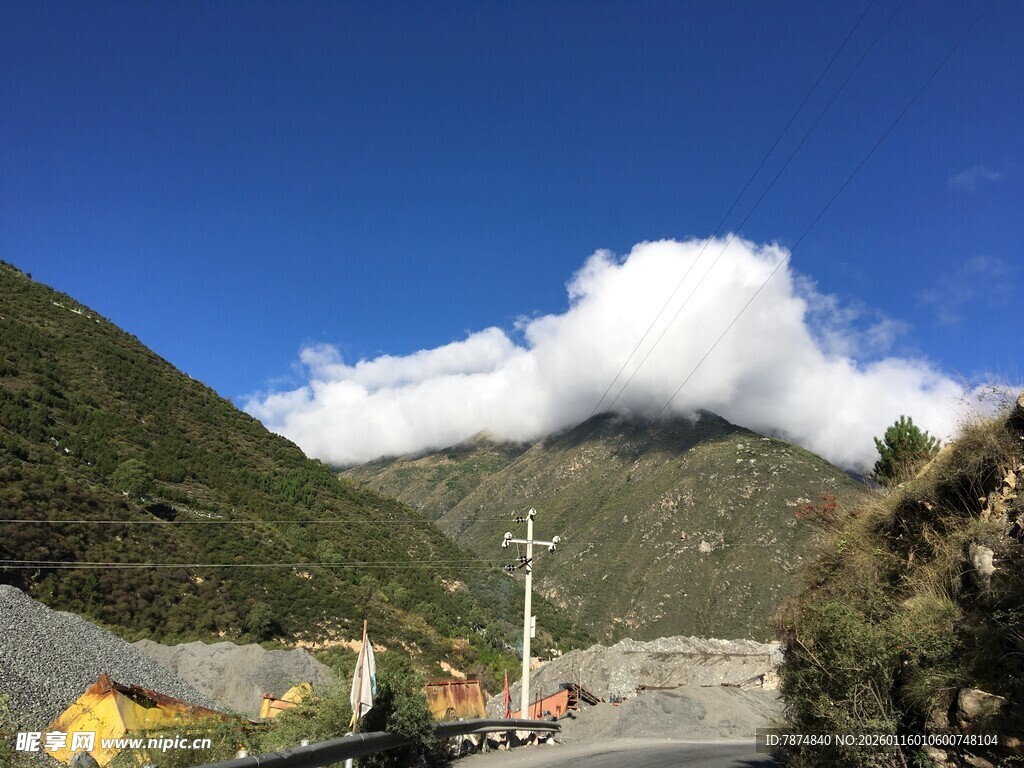 山间公路旁的施工场景