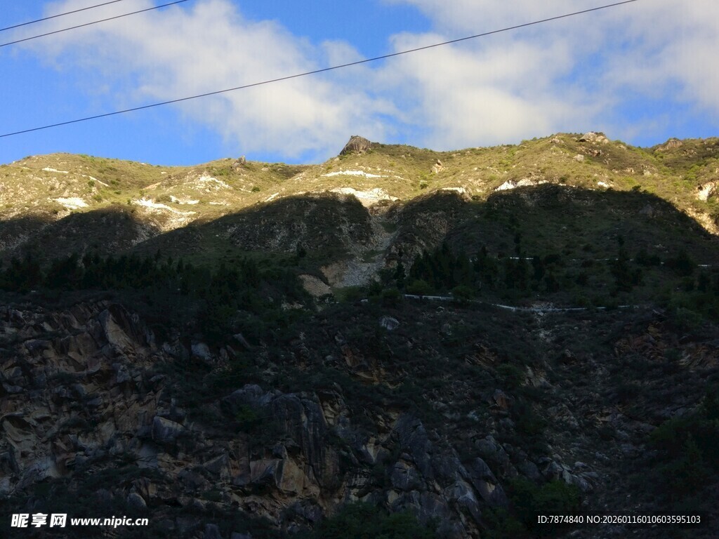 阳光照耀下的山峦美景