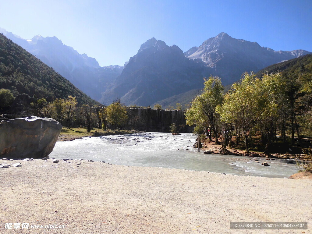 山间河流与葱郁山林美景