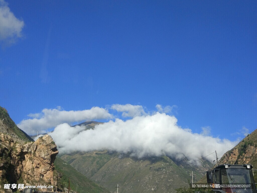 山间云海蓝天美景
