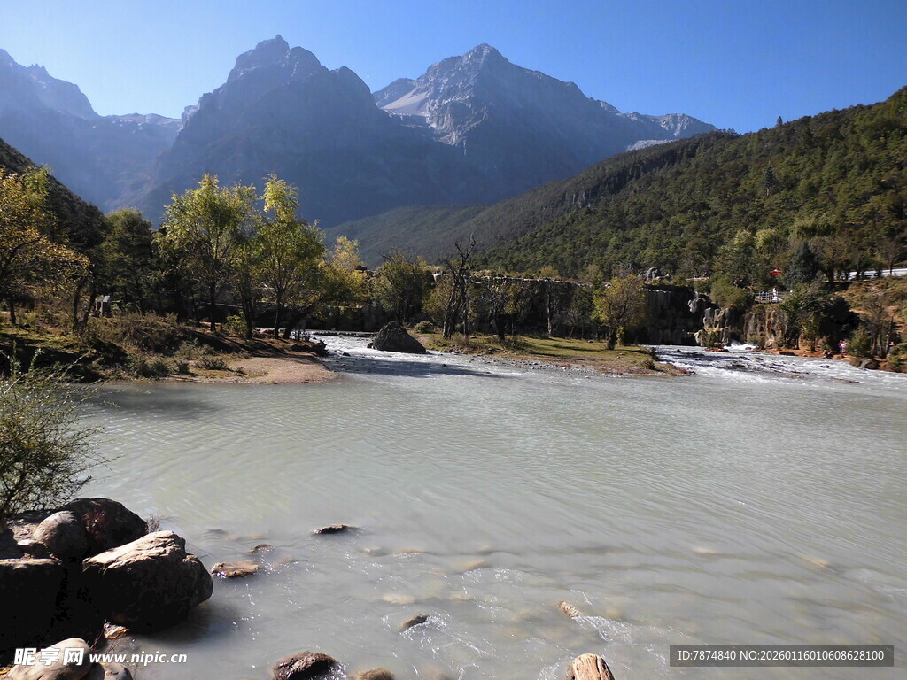 山间河流与巍峨山脉景观