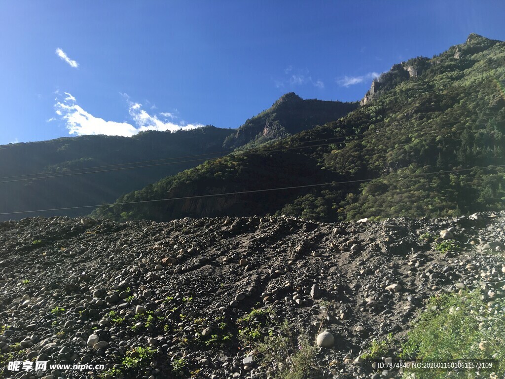 山间碎石地 蓝天青山景