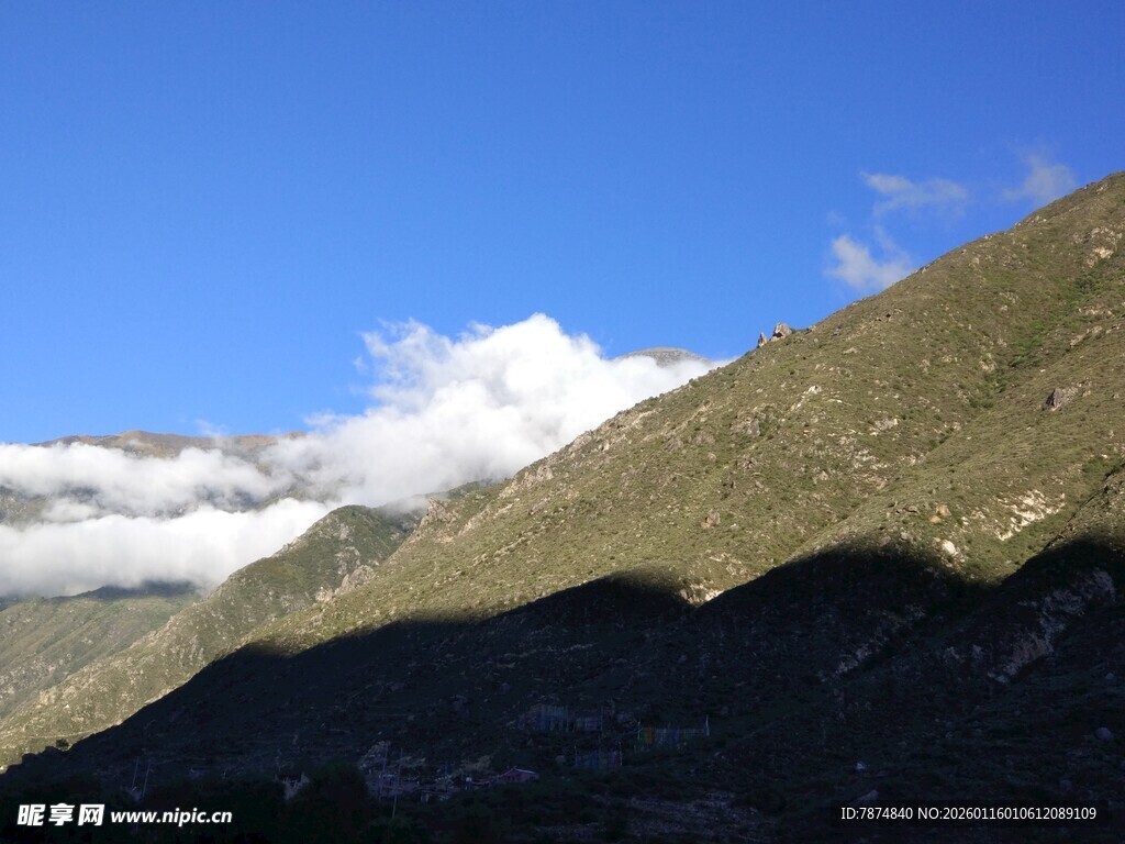 高山蓝天间的壮丽景致