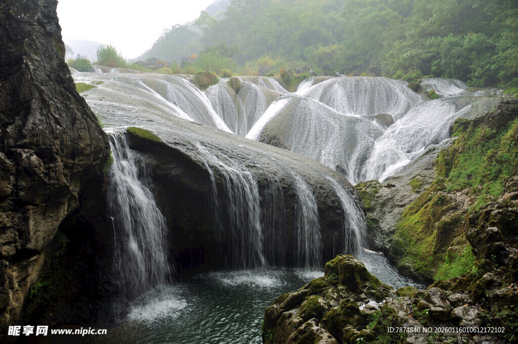 山间瀑布美景