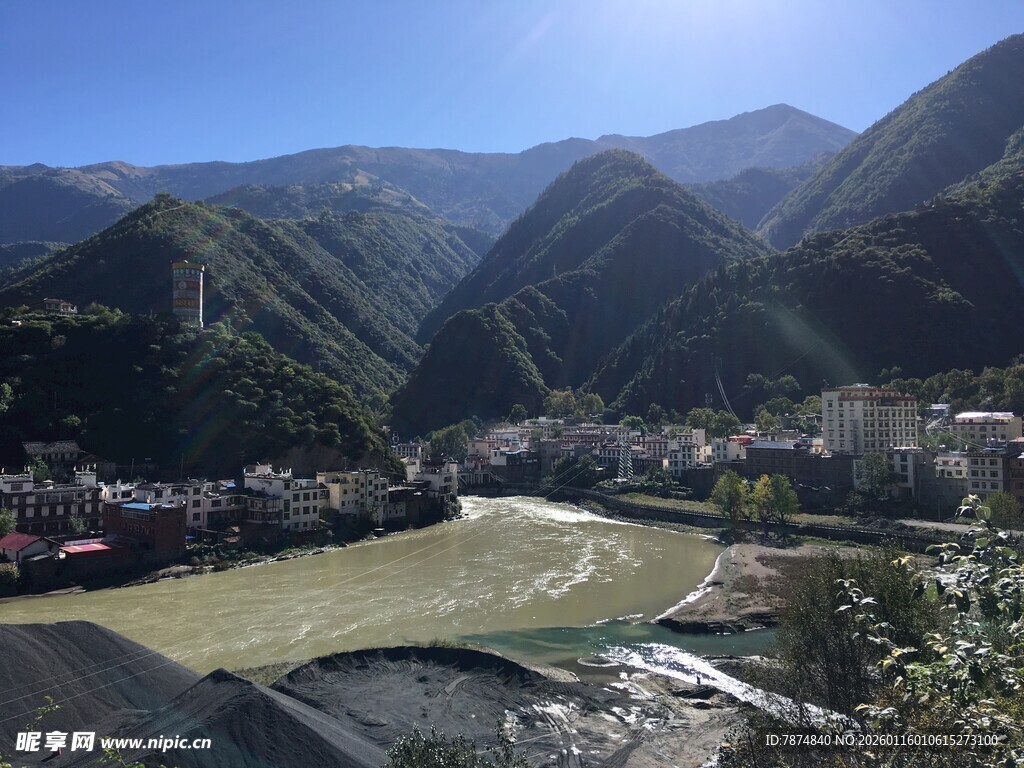 山间河谷美丽风光