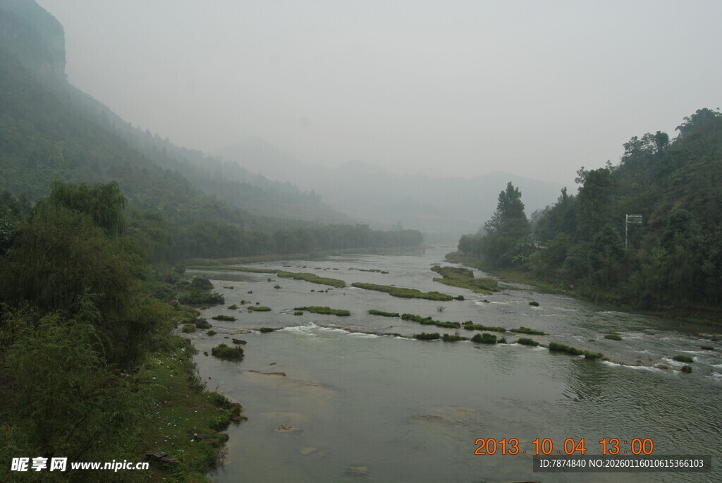山间迷雾中的蜿蜒河流
