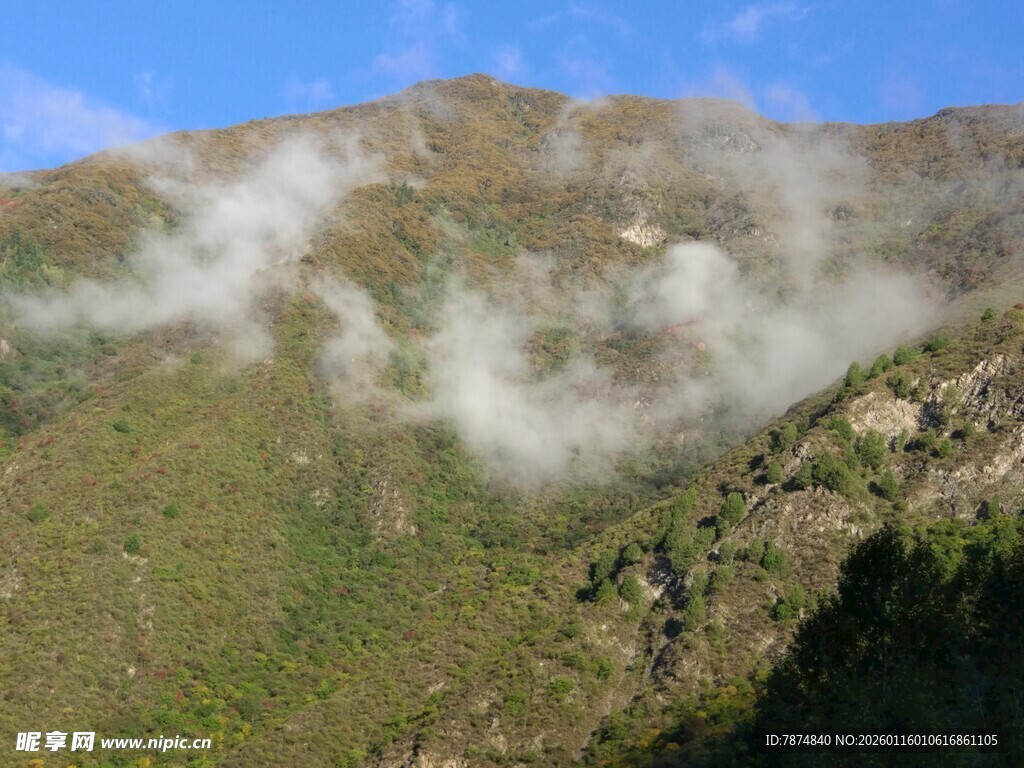 山间云雾缭绕的秀丽景致