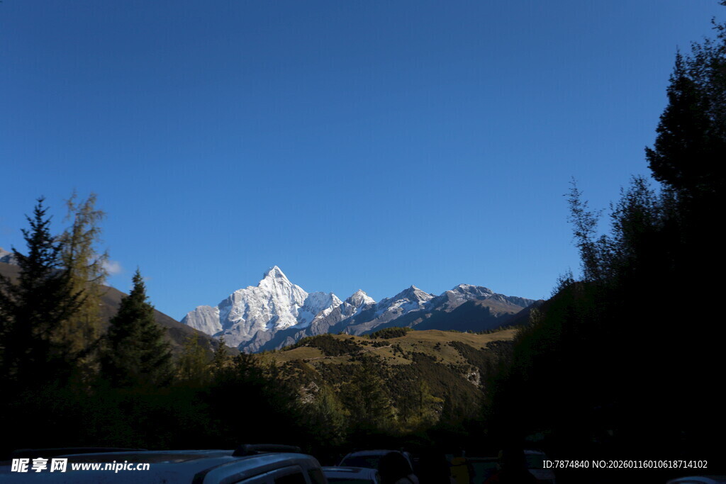 雪山映蓝天 山林相伴