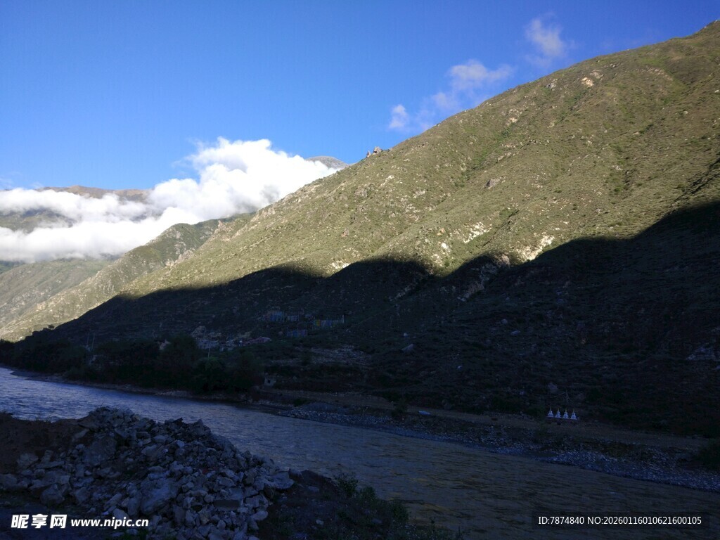 山间河流与壮丽山景