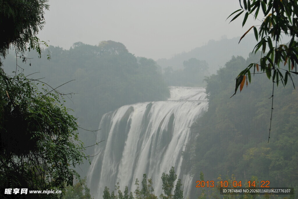 山间壮丽瀑布景观