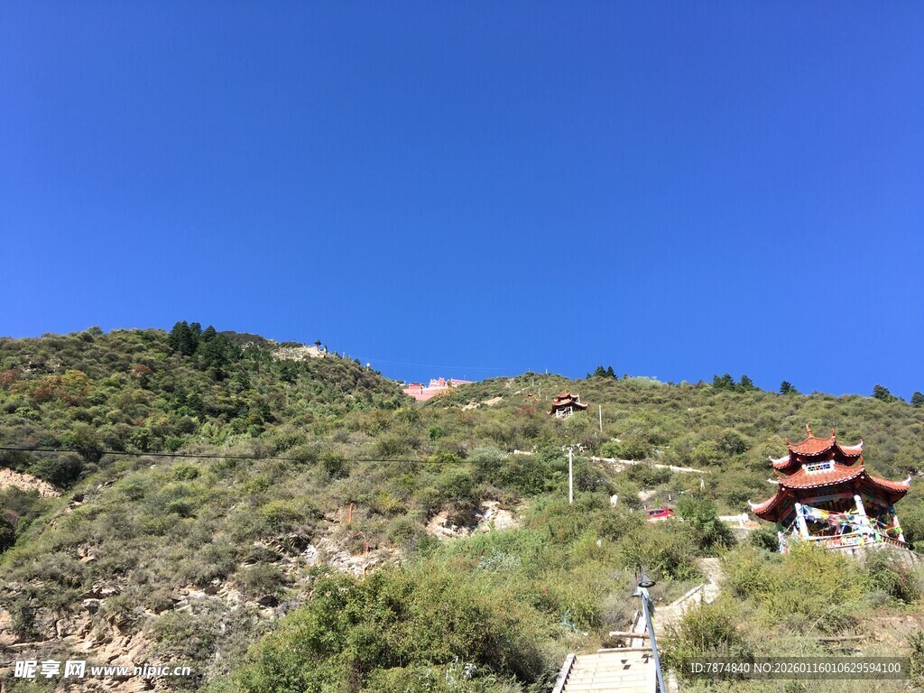山间古亭伴蓝天绿树