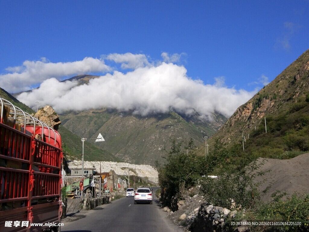 山间公路上的车辆与风景