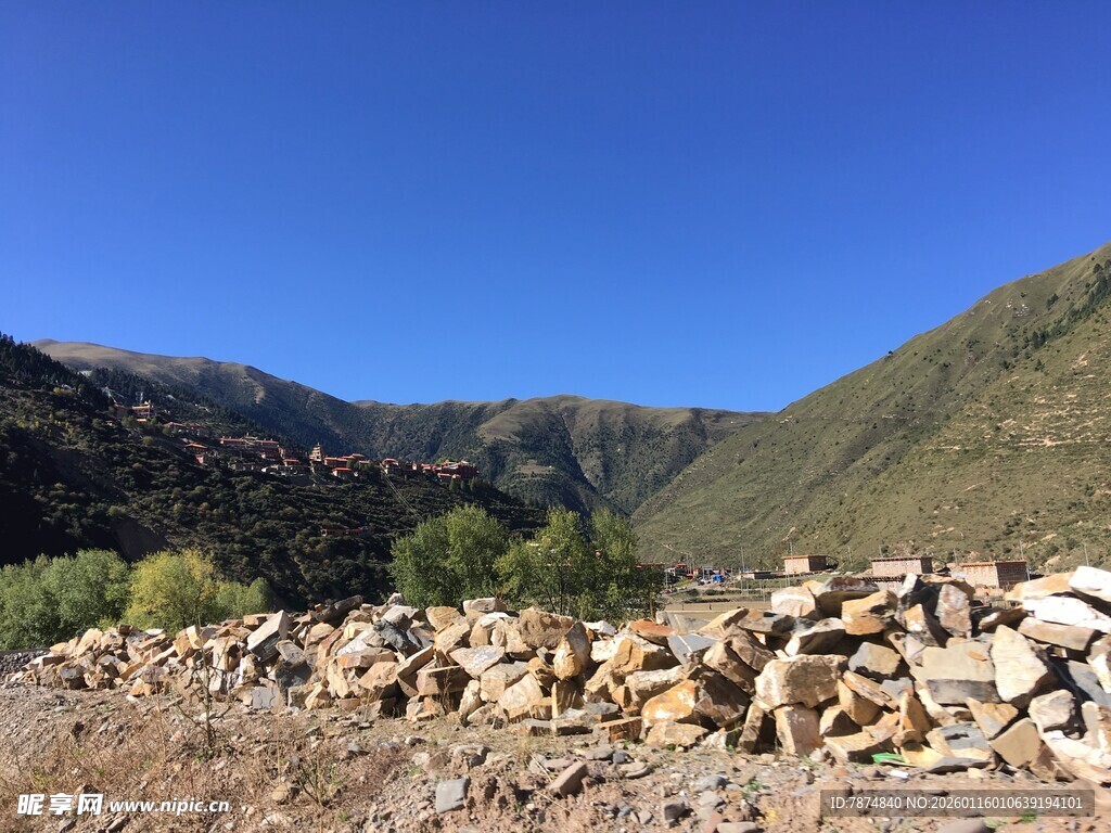 山间石堆与远处青山