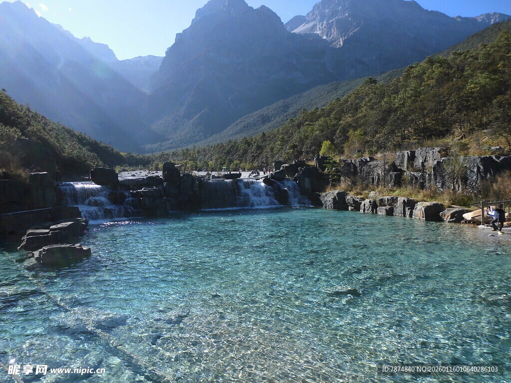 山间清澈碧潭美景