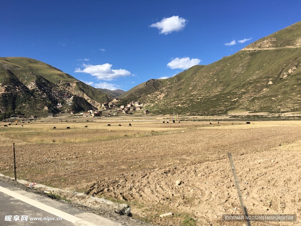 山间开阔田野风景