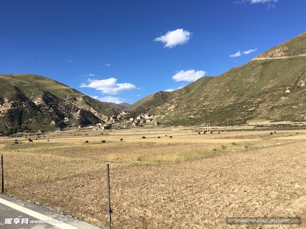 山间开阔田野风景
