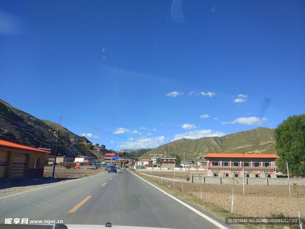 高原公路旁的建筑风景