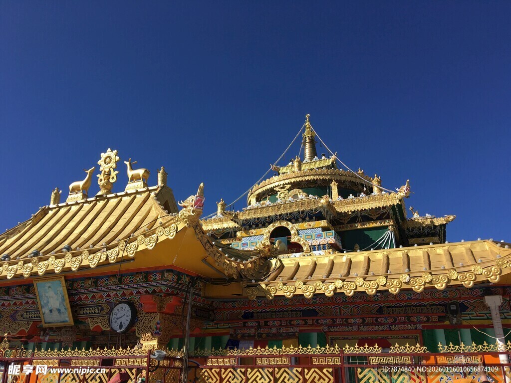 藏式金顶寺庙建筑景观