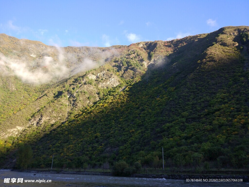 山间美景 绿意盎然的山峦