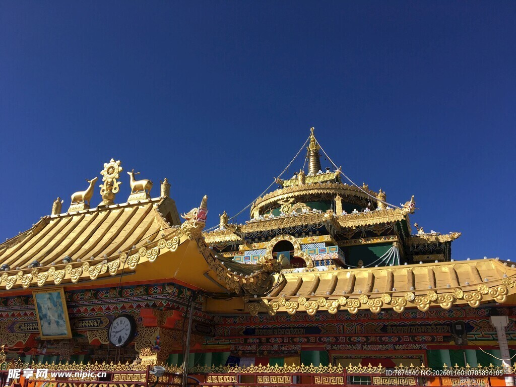 藏式金顶寺庙建筑景观