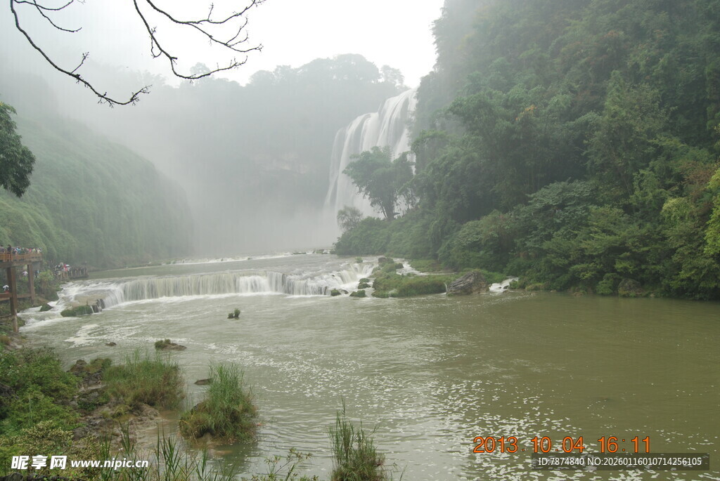 山间雾绕河流美景