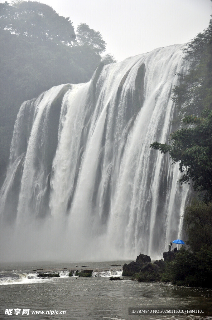 壮观瀑布下的雨中景致