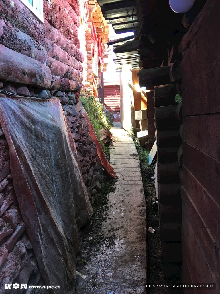 狭窄小巷中的生活景象