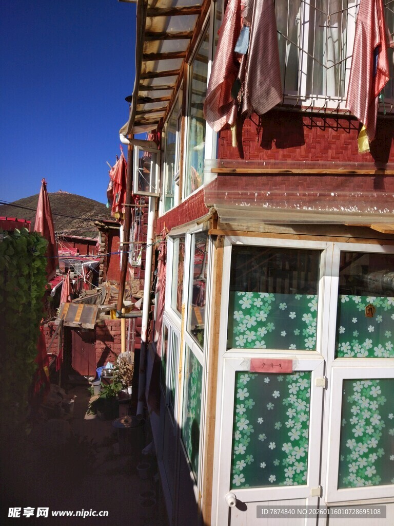 色彩斑斓的街边小屋