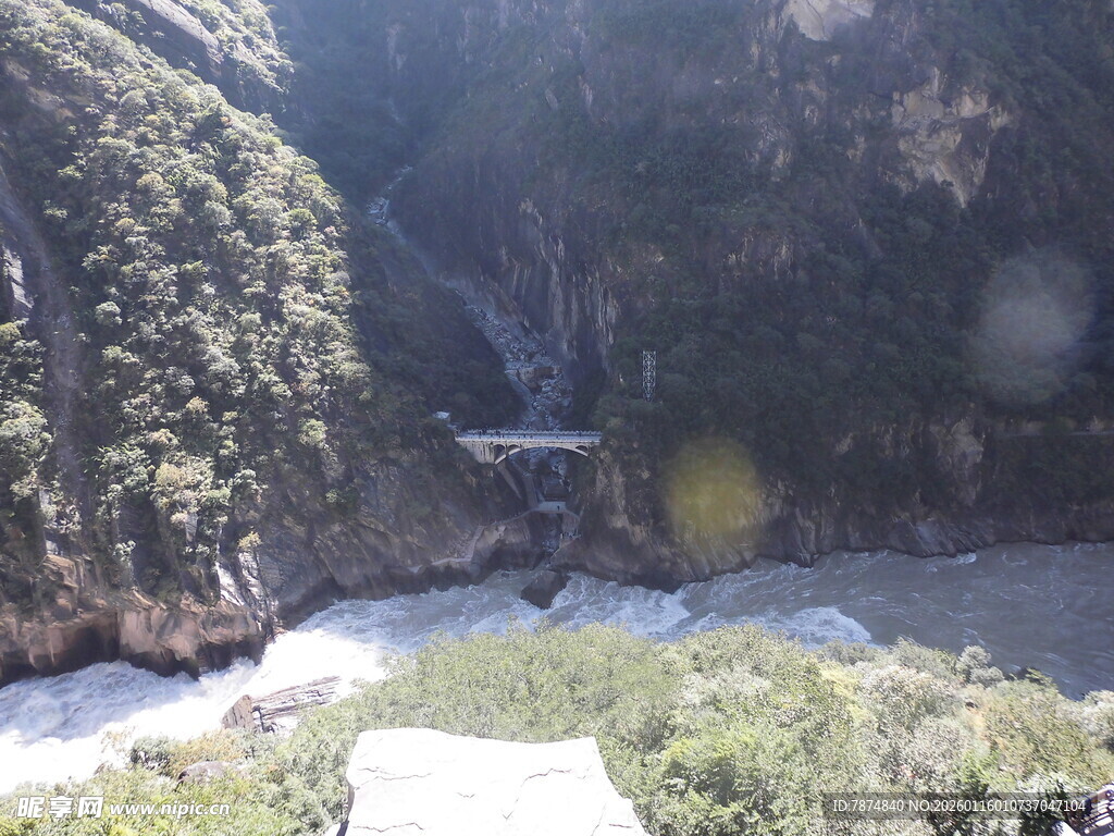 山间壮丽瀑布景观