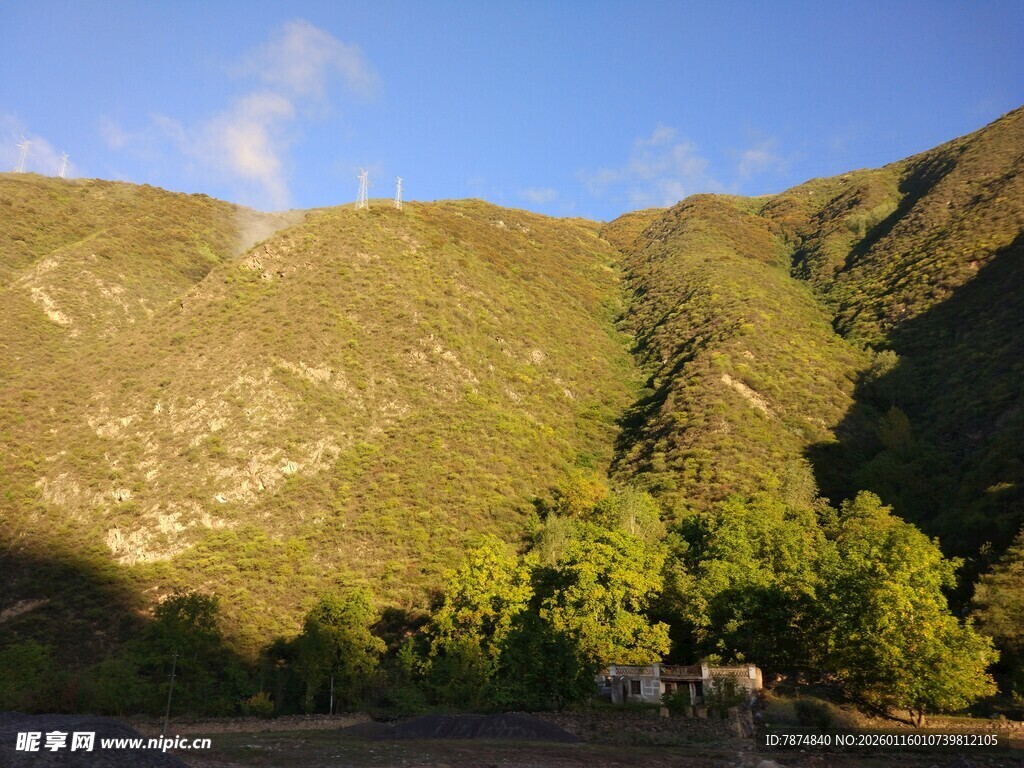青山绿树间的美丽景致