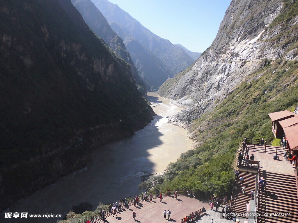 壮丽峡谷中的蜿蜒河流