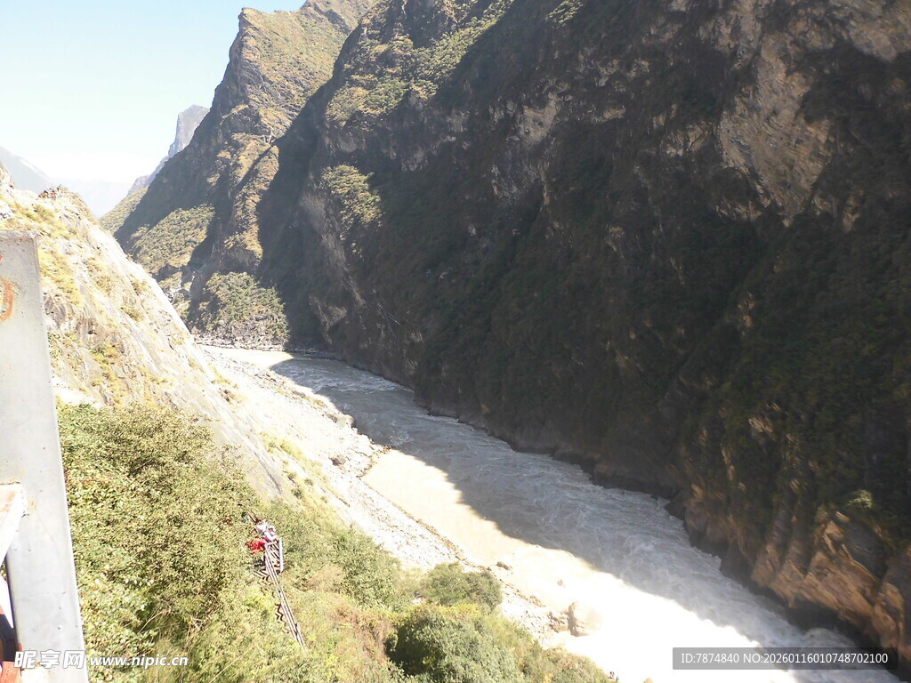 山间河谷壮丽自然景观