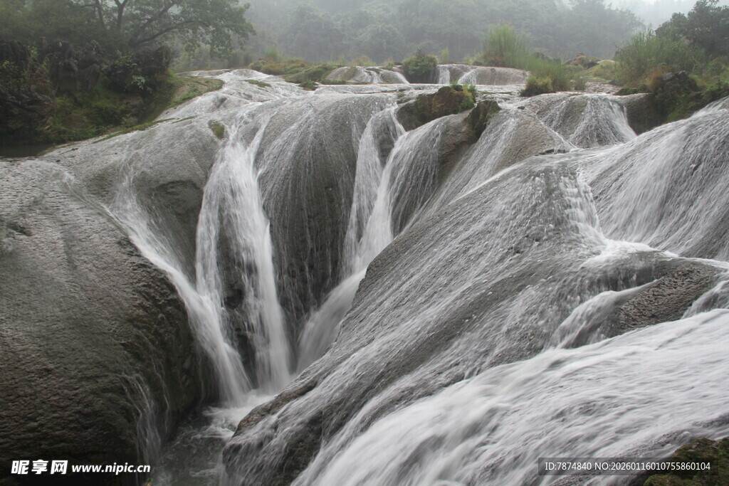 山间壮观瀑布水流倾泻