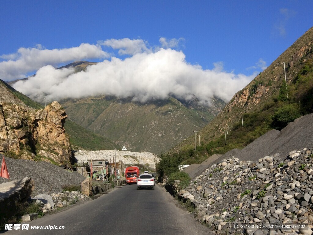 山间公路上行驶的红色车辆