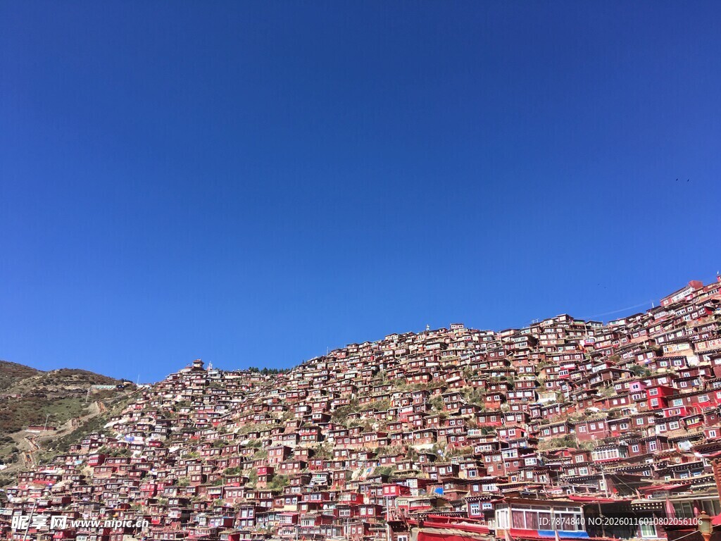人山人海的露天观演场景