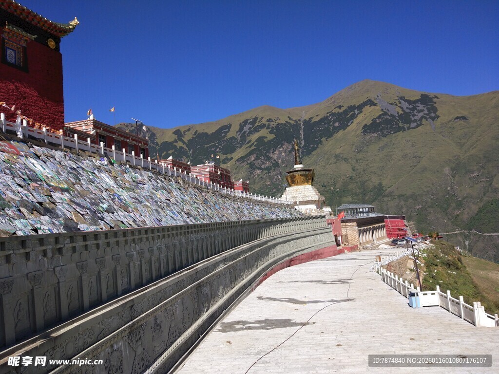 藏区寺庙旁的开阔道路
