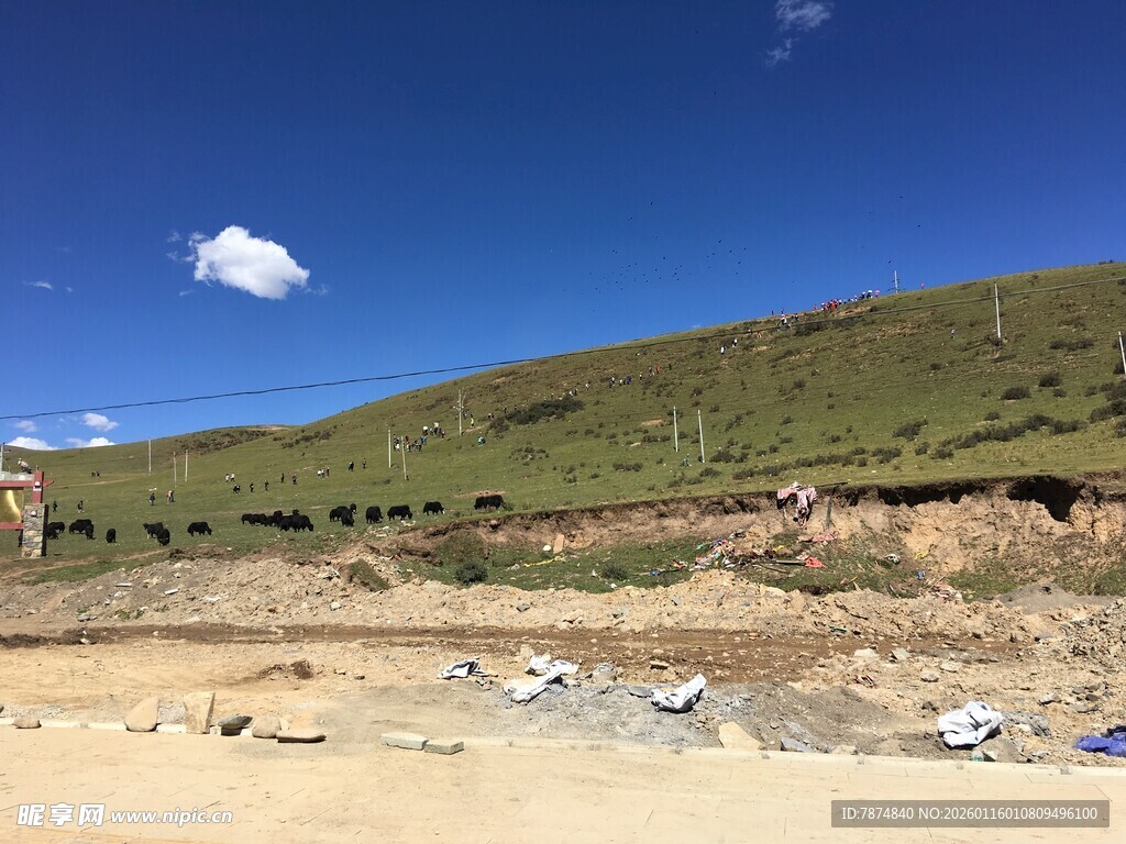 山坡下的垃圾堆积场景