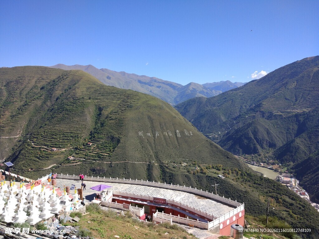 山间建筑俯瞰壮美山景