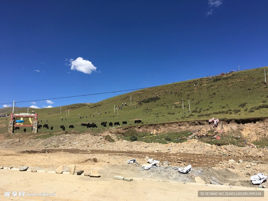 山坡下的垃圾堆放场景