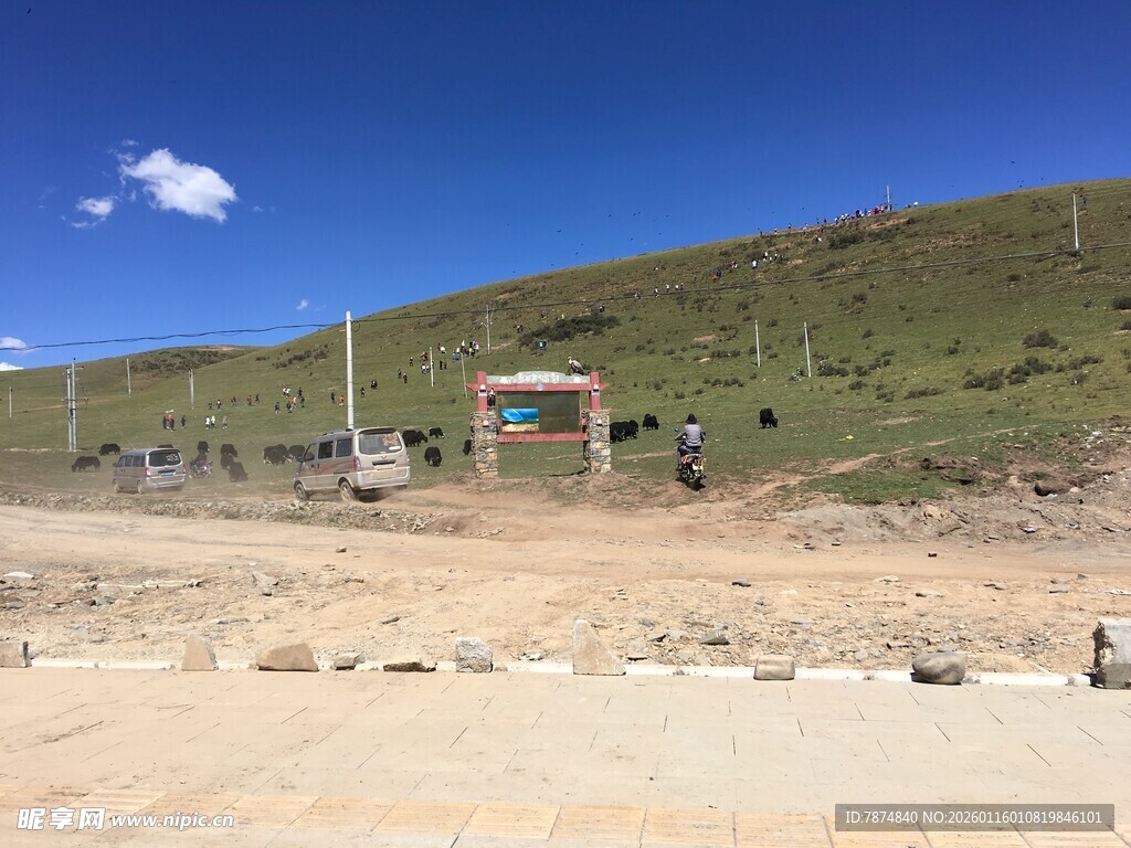 草原上的建筑与开阔场地